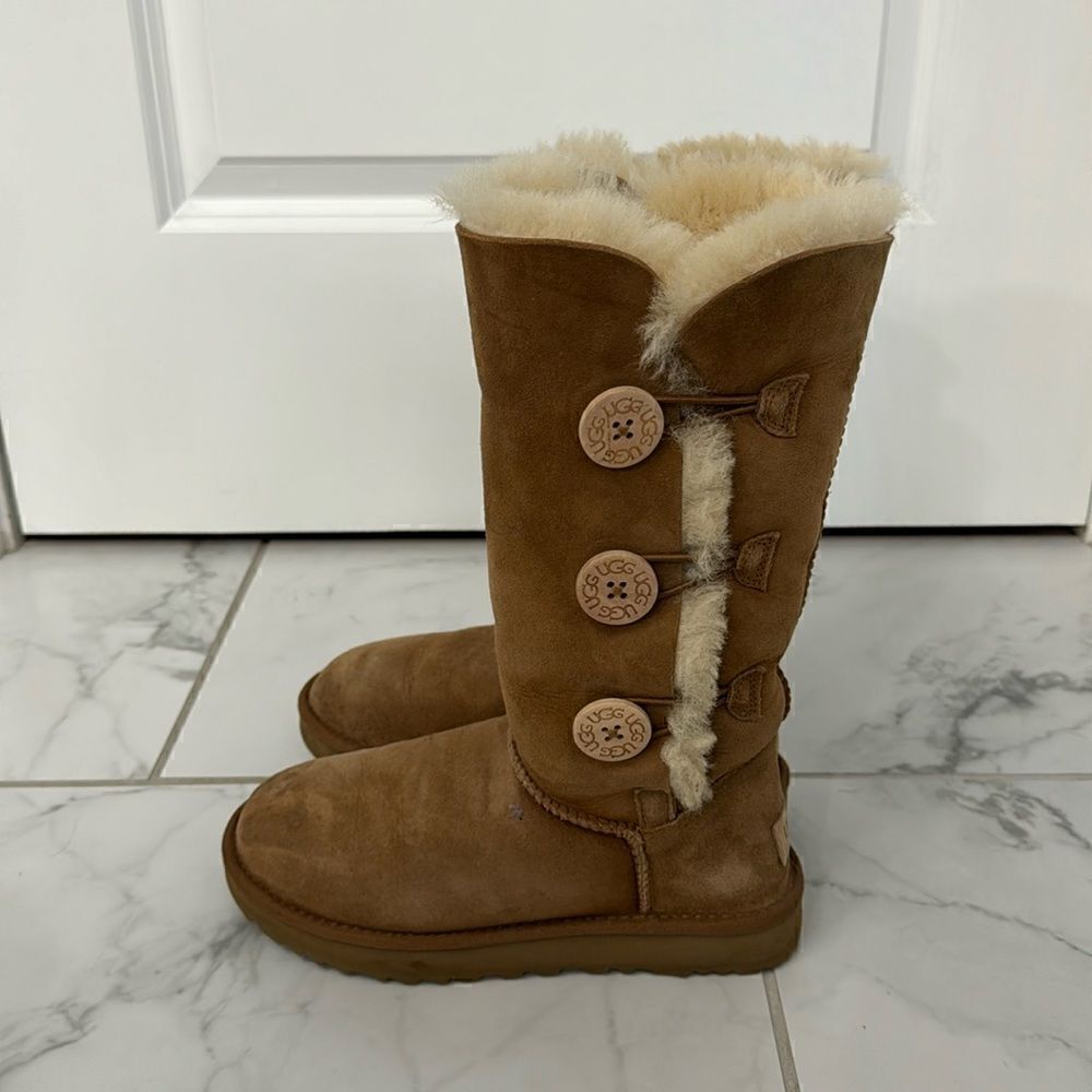 UGG Triple Bailey Button. Chestnut. Sz 6